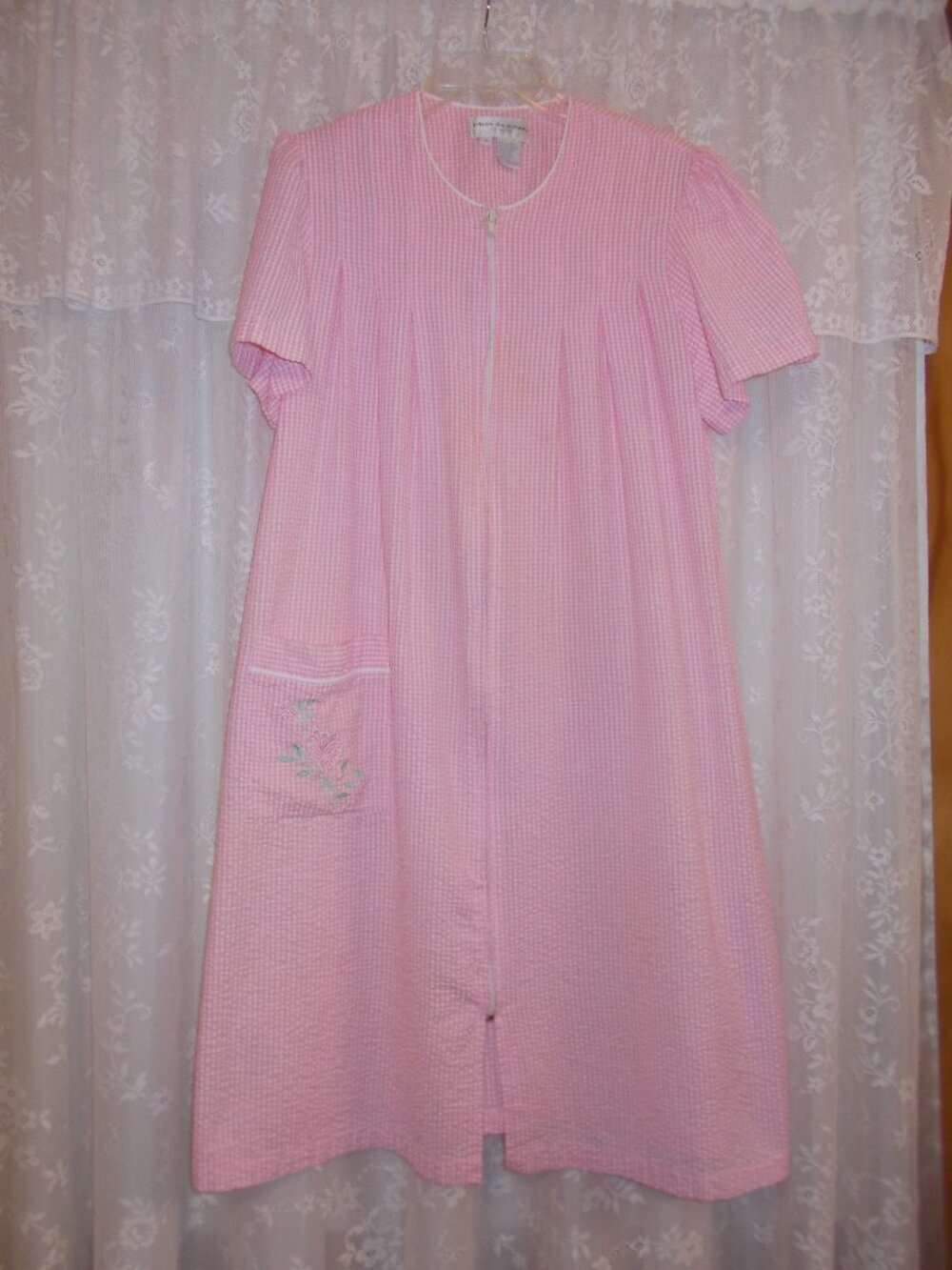 VTG Miss Elaine MEDIUM women's seersucker pink housecoat w/front zipper & pocket